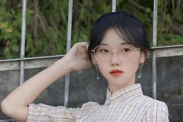 饿水命:适合的发型探索与搭配技巧,让你更具魅力! 饿水命:适合的发型探索与搭配技巧,让你更具魅力!