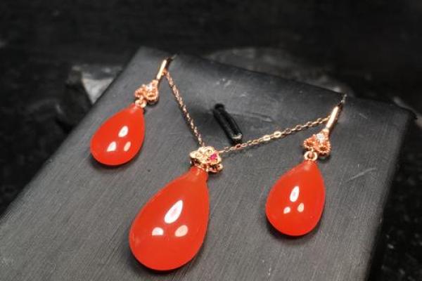 山头火命适合佩戴的首饰推荐与佩戴意义探讨 山头火命适合佩戴的首饰推荐与佩戴意义探讨