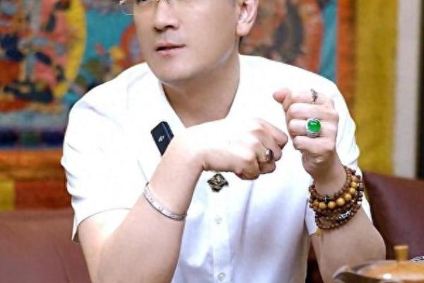 耳垂尖的人命运解析:神秘的耳相与人生轨迹 耳垂尖的人命运解析:神秘的耳相与人生轨迹