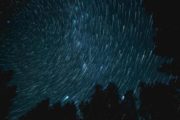 零命夜阑：无尽星辰下的灵魂归宿与心灵冒险