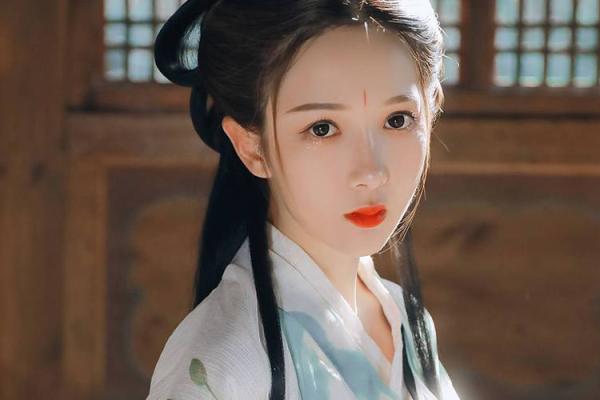 属鸡女性的命运，豁达与智慧交织的人生旅程