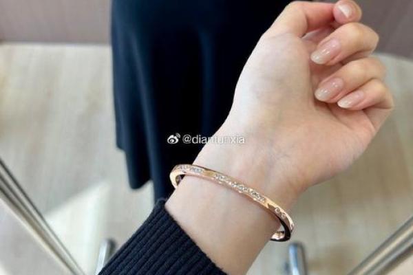 探寻涧下水命:适合佩戴的饰品与注意事项 探寻涧下水命:适合佩戴的饰品与注意事项