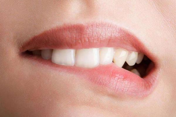 门牙很长的女人:命运与内心的独特旅程 门牙很长的女人:命运与内心的独特旅程