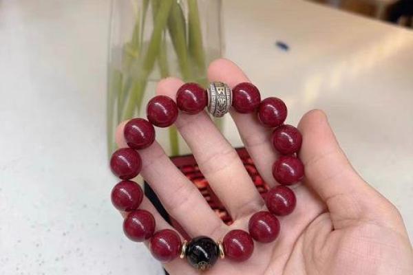 朱砂:适合哪些命格的人?揭秘它的佩戴之道与功效 朱砂:适合哪些命格的人?揭秘它的佩戴之道与功效