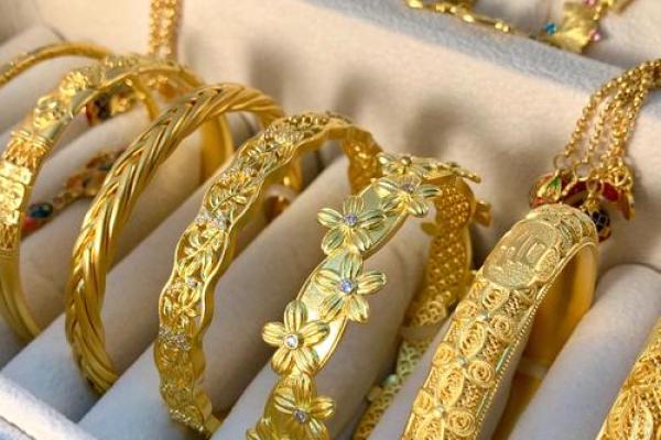 火命人士选择首饰材质的秘诀，点亮你的每一天！