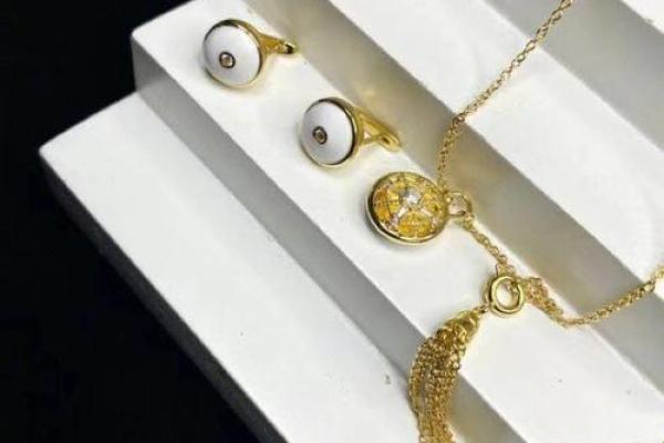 涧下水命的首饰选择:如何让珠宝提升你的气场与魅力 涧下水命的首饰选择:如何让珠宝提升你的气场与魅力