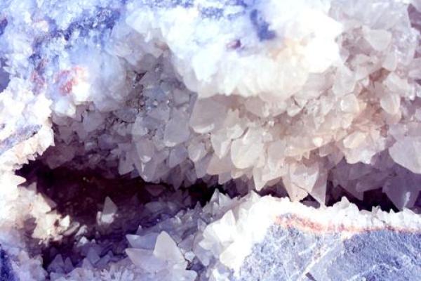 海中金命的水晶选择：如何为你的灵魂找到完美水晶搭档