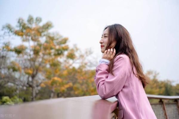 属狗女孩的命运解析：爱与责任交织的生命之旅