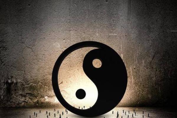 女人招蜂引蝶的命运解析：如何从命理看女性魅力与情感历程