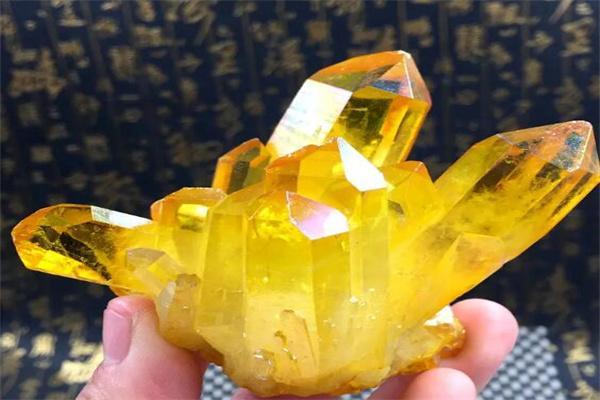 金命属鸡戴什么水晶？解锁好运的秘密武器！