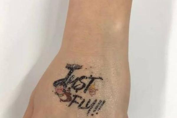 火命狗适合的纹身颜色揭秘,助你焕发个性魅力! 火命狗适合的纹身颜色揭秘,助你焕发个性魅力!