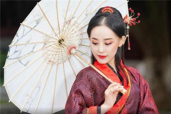 嘴巴下有瘊子的命运解析:细说命理与人生的奥秘 嘴巴下有瘊子的命运解析:细说命理与人生的奥秘