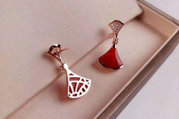 火命女性的魅力：适合佩戴的珠宝与饰品指南