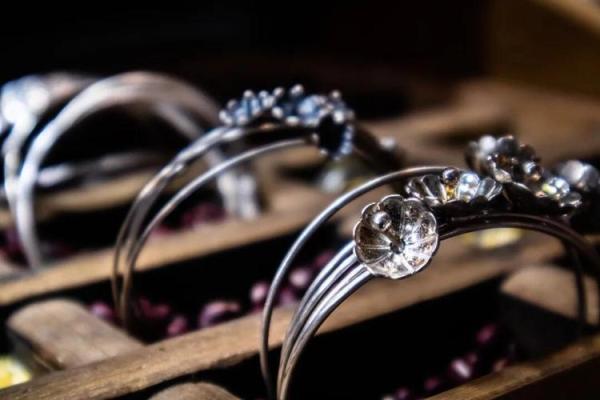 哪些命理特征的人不能佩戴银饰,注意避免! 哪些命理特征的人不能佩戴银饰,注意避免!