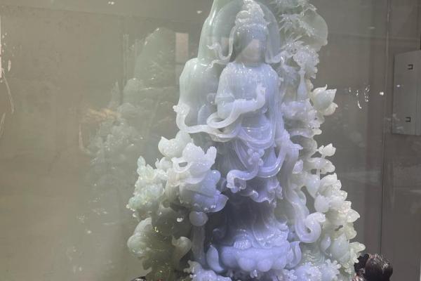 水命之人如何选择翡翠佩戴的颜色,提升运势与魅力 水命之人如何选择翡翠佩戴的颜色,提升运势与魅力