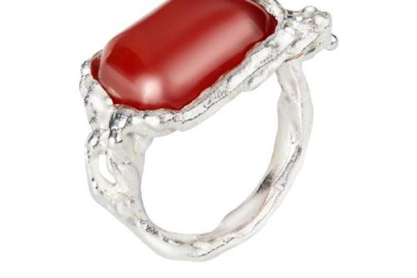 火命人士适合佩戴的首饰材质解析，让你焕发独特魅力！