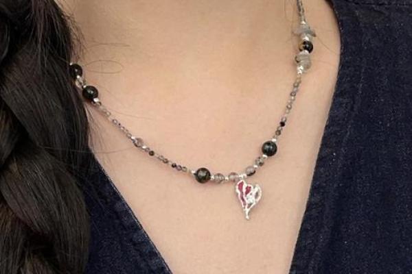 火命人士适合佩戴的首饰材质解析，让你焕发独特魅力！