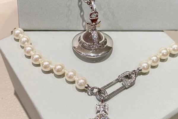 土命人士与项链：选择适合你的最佳搭配指南