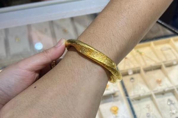 命理与饰品:如何根据生辰八字选择合适的手镯 命理与饰品:如何根据生辰八字选择合适的手镯