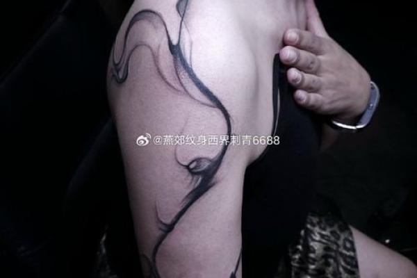 杨柳木命纹身选择：象征生命与坚韧的艺术表达