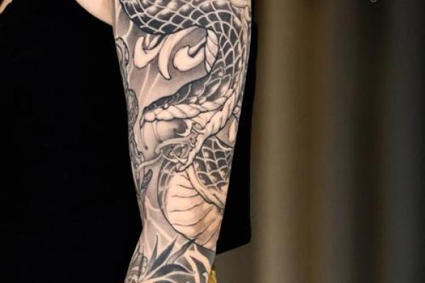 杨柳木命纹身选择：象征生命与坚韧的艺术表达