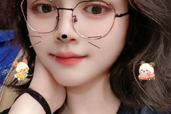 自然卷的女生：天生的魅力与气质，是命运的恩赐还是挑战？