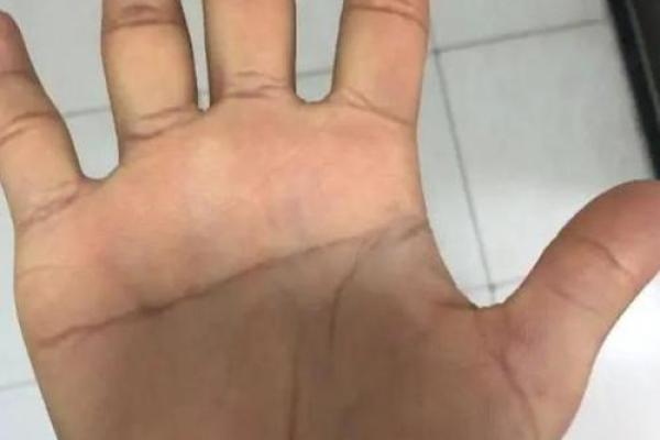 男右手断掌的命运解析：神秘的手相与人生轨迹