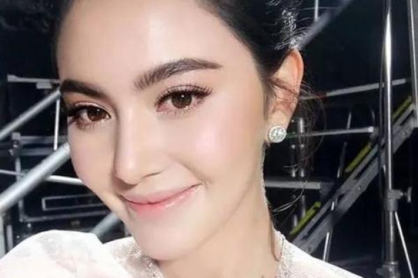 眉毛浓密的女人：命运与魅力的交织之路