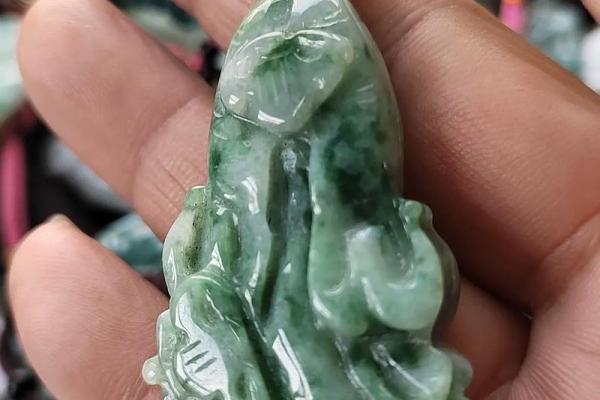 什么命的人最适合做翡翠生意?探索命理与商机的完美结合! 什么命的人最适合做翡翠生意?探索命理与商机的完美结合!