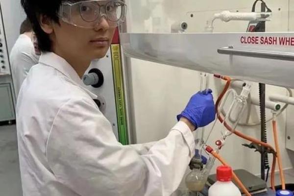 瘦小男生的命运：在多元世界中绽放光彩的故事