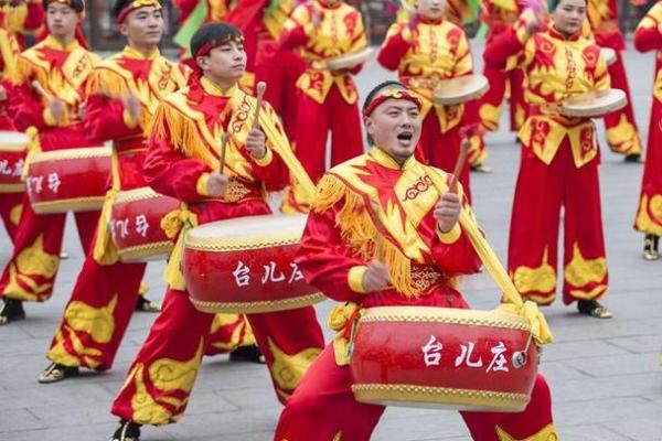 为什么拜年比命重要:传统与情感的交织 为什么拜年比命重要:传统与情感的交织