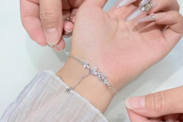 深藏涧下水命的魅力：手链的选择与佩戴之道