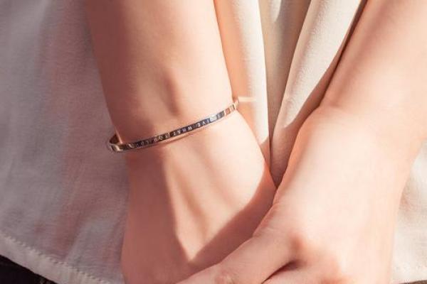 木命人的手腕时尚:选对手镯,彰显个性与福气 木命人的手腕时尚:选对手镯,彰显个性与福气