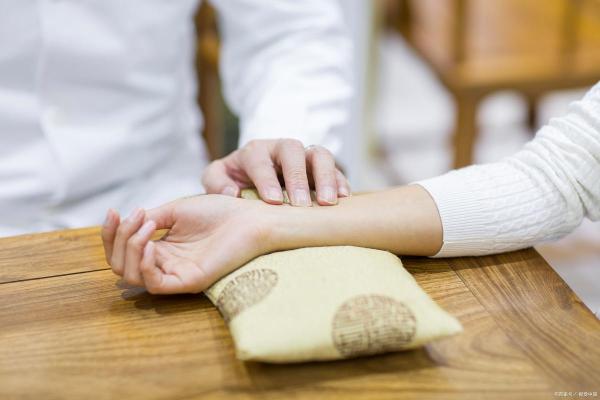 右脚底红点的命理解析：揭示健康与运势的神秘信号