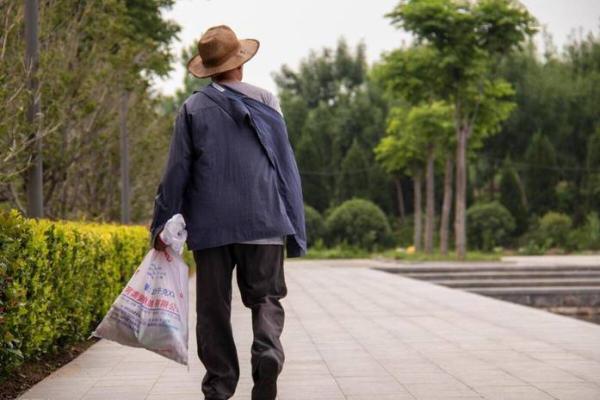 老人信命的深层心理：探索人生的宿命与归属感