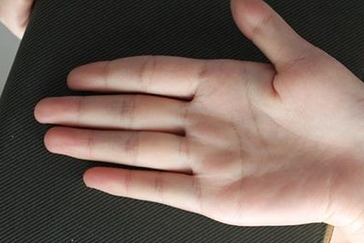 肉眼泡的女人：她的命运与生活的深度解析