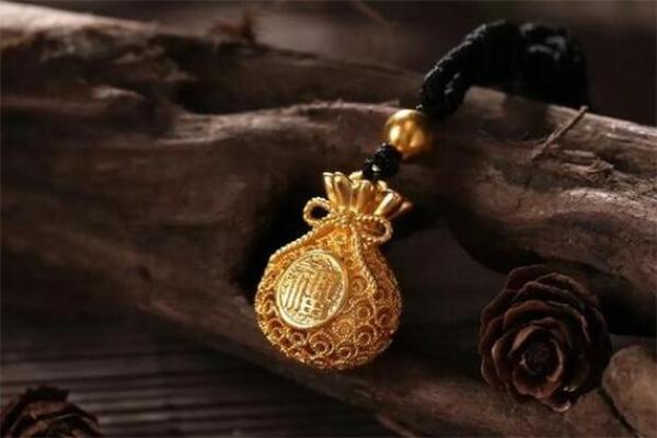 桑松木命的命理解析：适合佩戴的饰品及其意义