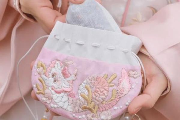 水命之人如何选择佩戴物品,提高运势与福气 水命之人如何选择佩戴物品,提高运势与福气