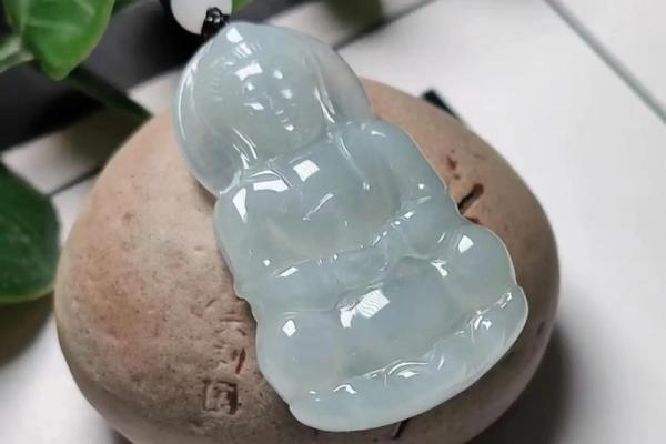 火命人必备的翡翠挂件，让你的运势焕发光彩！