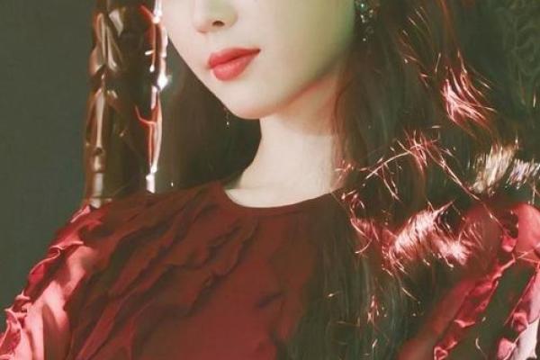 探索爱珠宝的女人：她们的命运与魅力