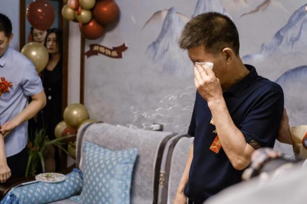 揭开男人流泪的秘密：什么样的命运让他们泪流满面？