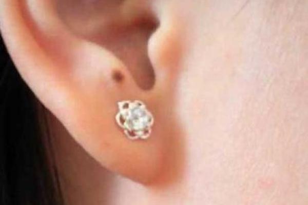 耳轮内翻的女人命运解析：那些隐藏在耳朵里的秘密