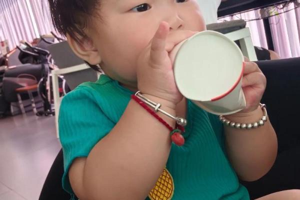 额头光的女人：一段关于命运与魅力的探讨