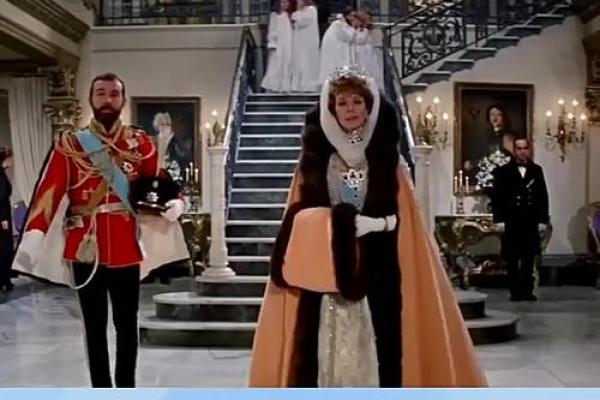 揭开桃花烂命女孩的神秘面纱：缘何命运如此多舛？