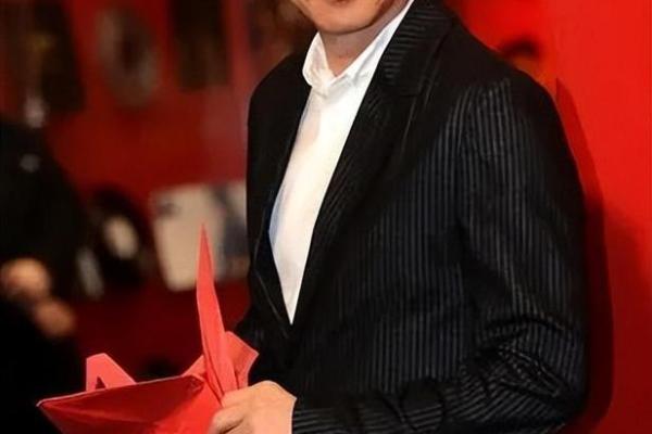 张国荣命格解析：为何“贱”字相随的传奇人生