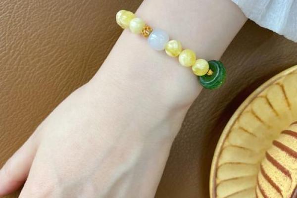 适合佩戴蜜蜡饰品的命理分析与搭配建议