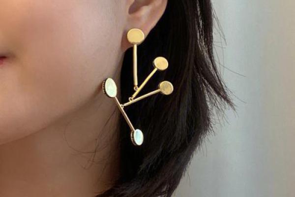 土命如何选择适合的衣服颜色，提升运势与气场！