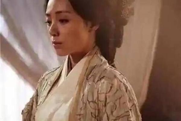 宫廷秘事：当命运与权力交织的瞬间