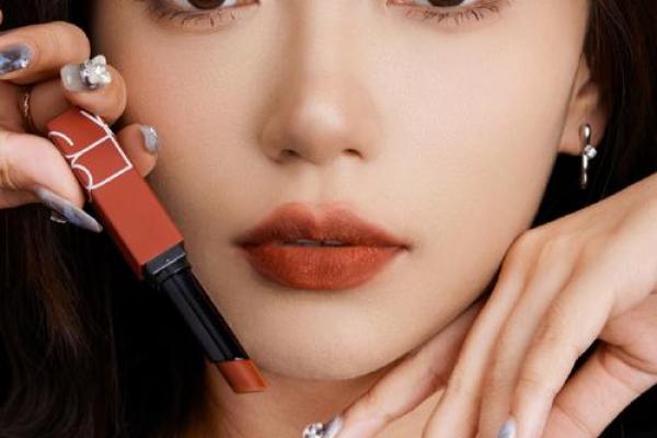 干练职业女性的唇妆:展现自信与魅力的秘密武器 干练职业女性的唇妆:展现自信与魅力的秘密武器