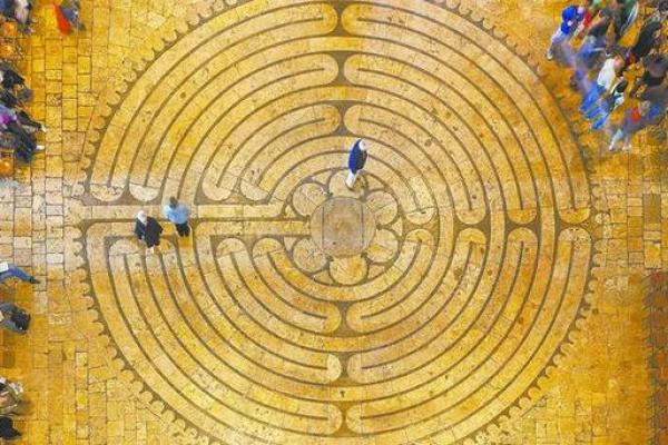 977年出生的蛇年命：绚丽人生与命运解读